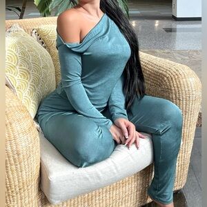 NWT Women’s 2 Piece Slinky Teal Pants Set Size M/L